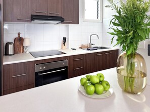 Fridge, oven, stovetop, electric kettle