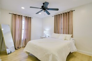 3 habitaciones, escritorio y tabla de planchar con plancha 