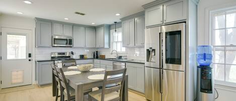 Réfrigérateur, micro-ondes, plaque de cuisson, lave-vaisselle