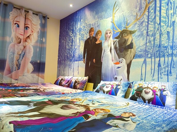 3 bedrooms, desk, WiFi, bed sheets - DISNEY Themed Playhouse Tampin with Giant Slide@TAMPIN/MELAKA FREE MOVIES (Tampin)