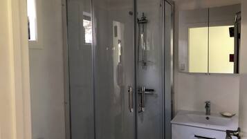 Regadera, toallas, jabón, shampoo