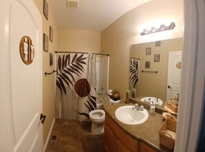 Regadera, toallas, jabón, papel de baño
