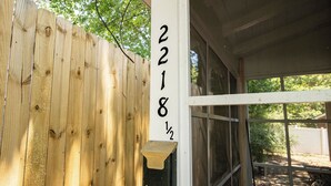 Een houten hek met een brievenbus eraan, waarop het getal 2218 1/2 staat.