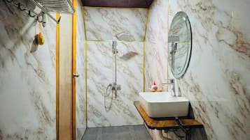 Dusche, kostenlose Toilettenartikel, Haartrockner, Hausschuhe