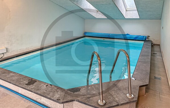 Unclassified image, 1 of 10, button