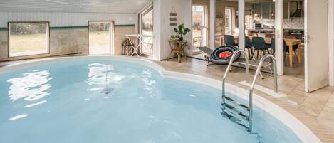 من حمّامات السباحة المغطاة