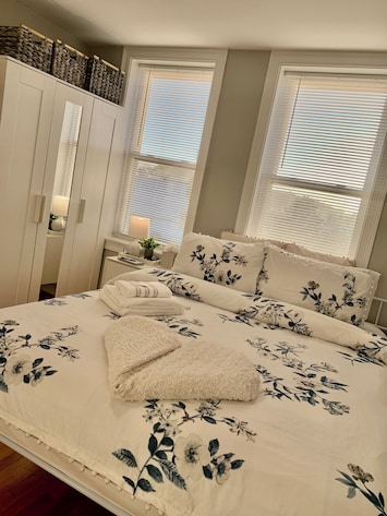 Guest bedroom with a cozy Queen-sized bed.
