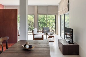 Skyline Corner Suite | Living area | Flat-screen TV