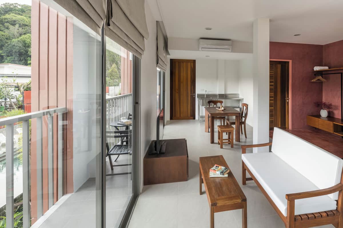 Skyline Corner Suite | Living area | Flat-screen TV