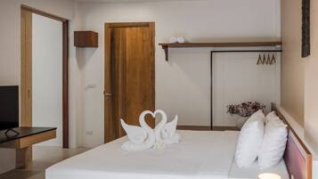 Suite Familiale, balcon, vue montagne | Coffres-forts dans les chambres, rideaux occultants, Wi-Fi gratuit