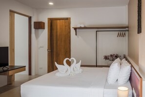 Suite familiar, balcón, vistas a la montaña | Caja fuerte, cortinas opacas, wifi gratis