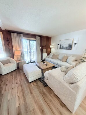 Smart TV, fireplace, books - Cozy 2/2.5 Condo-Close to Lifts-Walk or Ride Shuttle Route-WiFi-Family Friendly (Angel Fire)