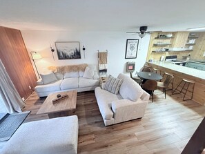 Smart TV, chimenea y libros