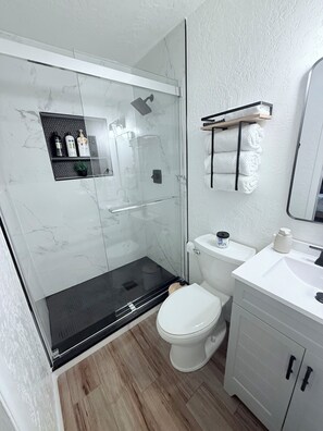 Douche, séchoir à cheveux, serviettes fournies, savon
