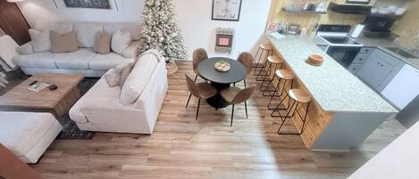 تلفزيون ذكي، مدفأة، كُتُب