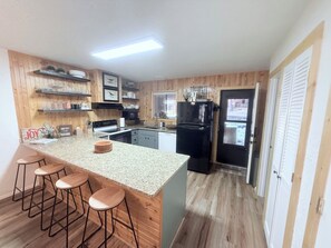 Fridge, microwave, oven, stovetop - Cozy 2/2.5 Condo-Close to Lifts-Walk or Ride Shuttle Route-WiFi-Family Friendly (Angel Fire)