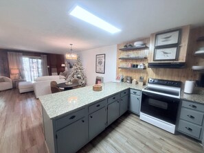 Køleskab, mikrobølgeovn, ovn, kogeplade