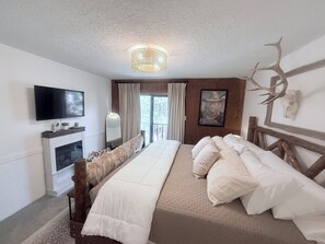 2 bedrooms, desk, travel crib, free WiFi - Cozy 2/2.5 Condo-Close to Lifts-Walk or Ride Shuttle Route-WiFi-Family Friendly (Angel Fire)