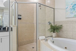 Dusche, Whirlpool, Haartrockner, Handtücher