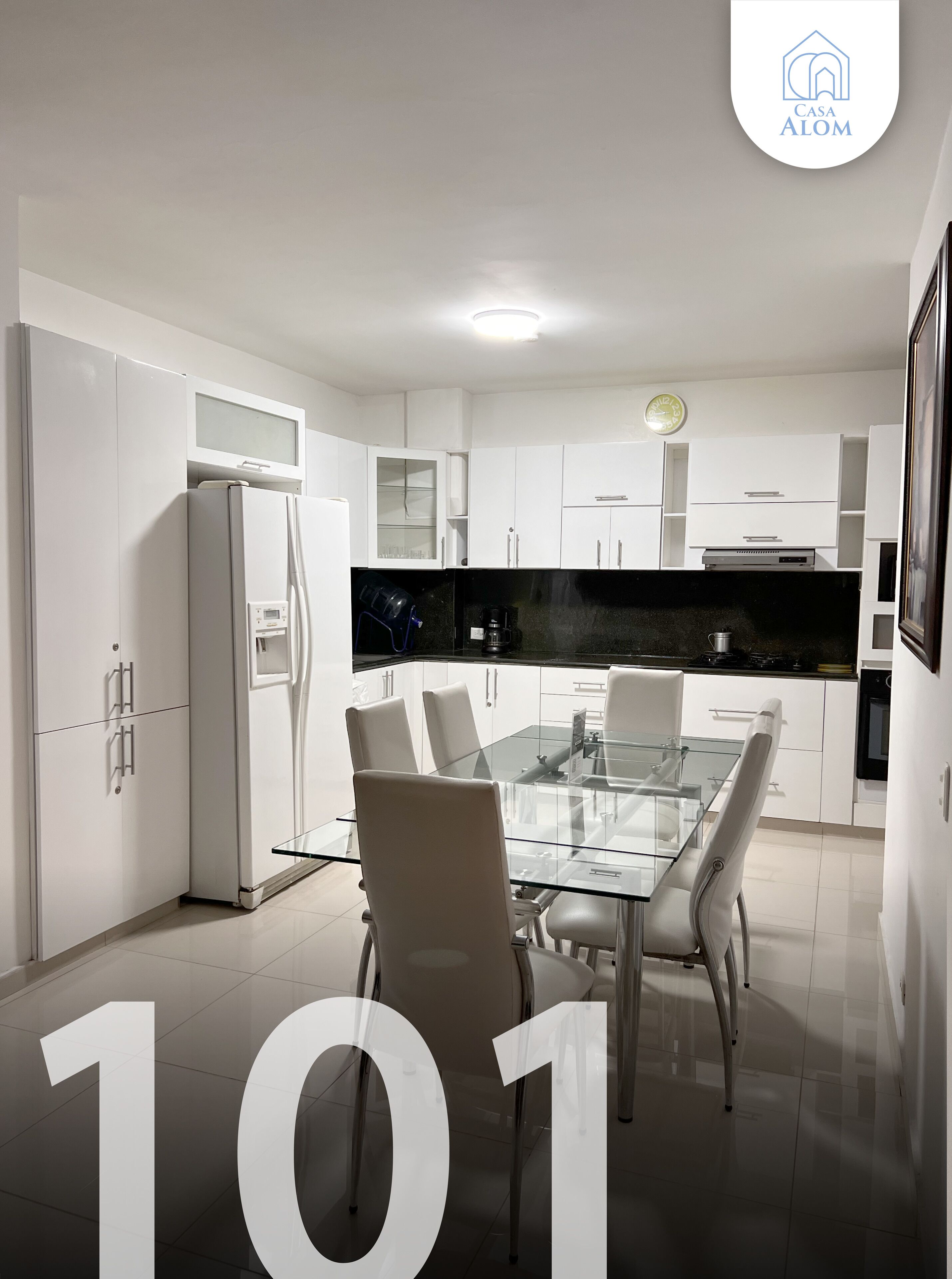 Familienapartment | Wohnbereich | 40-Zoll-Smart-TV mit Digitalempfang, Drucker