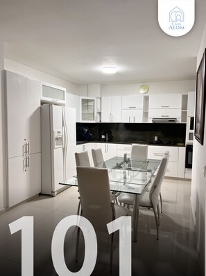 Familie appartement | Woonruimte | Een 40-inch smart-tv met digitale zenders en een printer