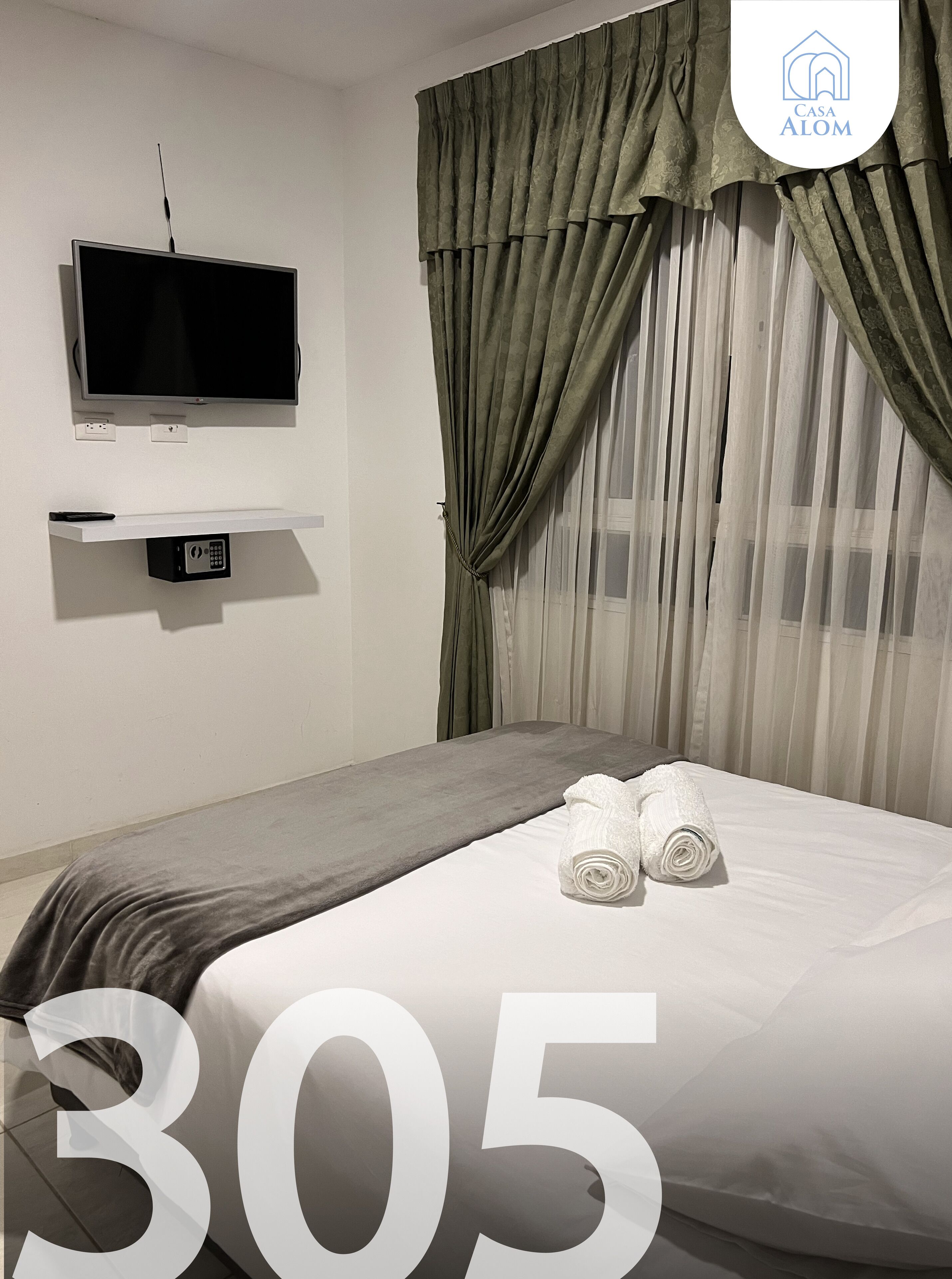 Hochwertige Bettwaren, Schreibtisch, laptopgeeigneter Arbeitsplatz