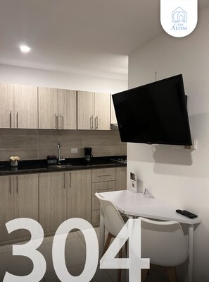 Traditionele tweepersoonskamer | Luxe beddengoed, een bureau, een laptopwerkplek, gratis wifi