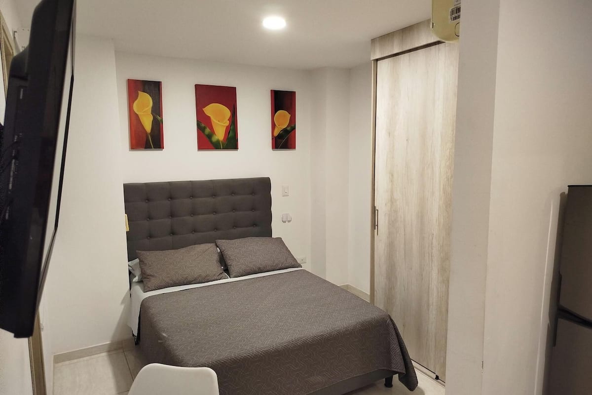 Ropa de cama de alta calidad y escritorio