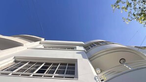 Un edificio moderno con un gran ventanal y un balcón.