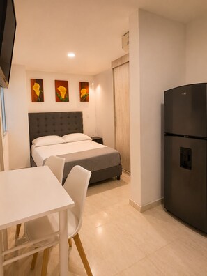 Chambre traditionnelle double | Literie de qualité, bureau, espace de travail pour ordinateurs portables
