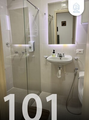 Shower, free toiletries, towels, soap - Casa Alom  (Cali)