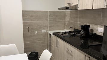 Basic Double Room | Private kitchen | Fridge, stovetop, dishwasher, cookware/dishes/utensils