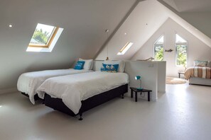 2 bedrooms, iron/ironing board, WiFi