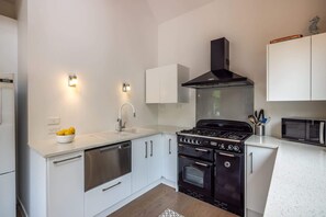 冷蔵庫、電子レンジ、オーブン、コンロ