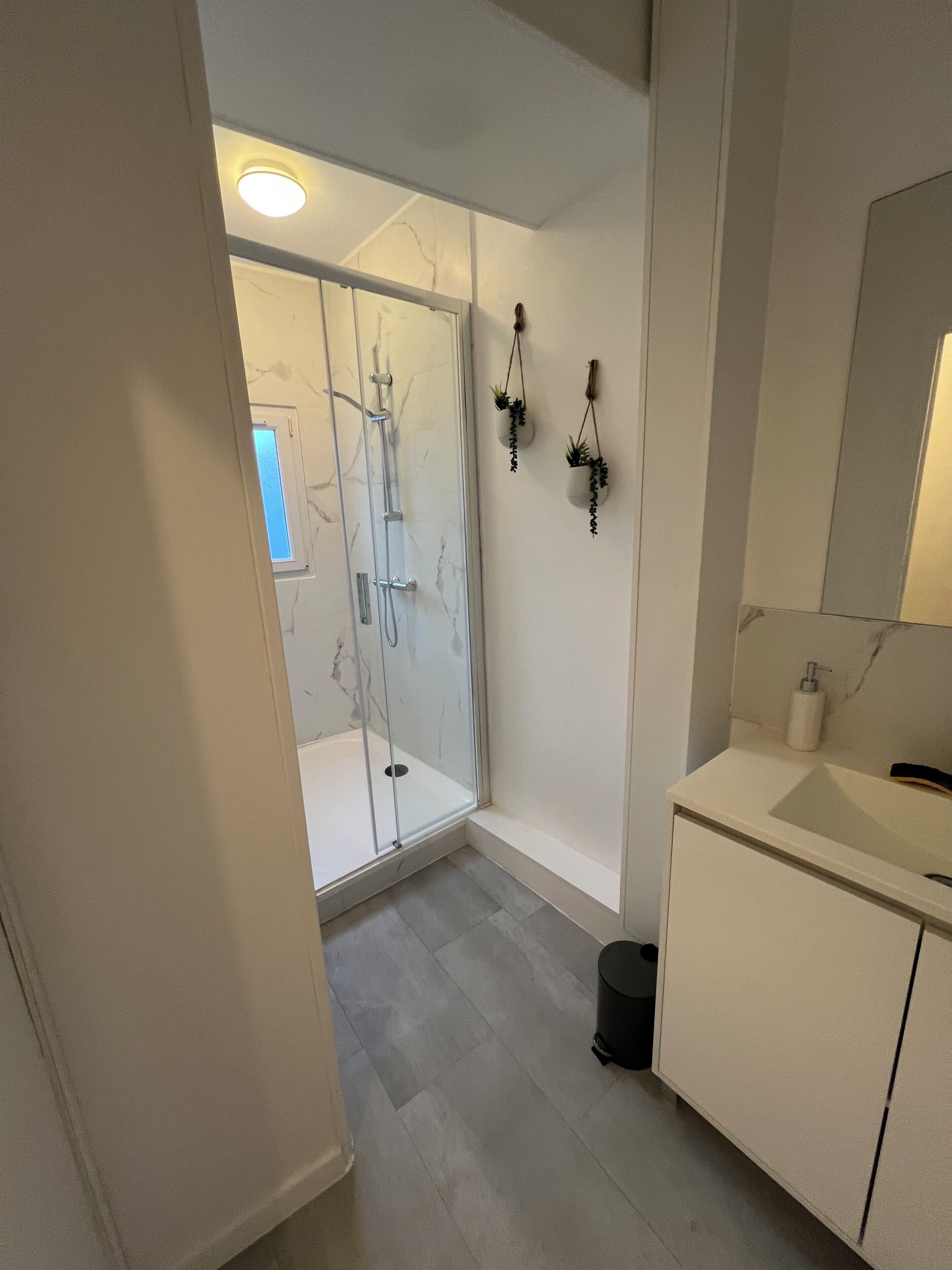 Douche, sèche-cheveux, serviettes fournies, papier toilette