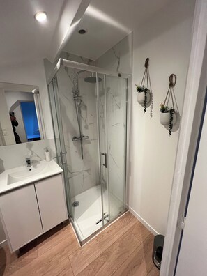 Douche, sĂšche-cheveux, serviettes fournies, papier toilette
