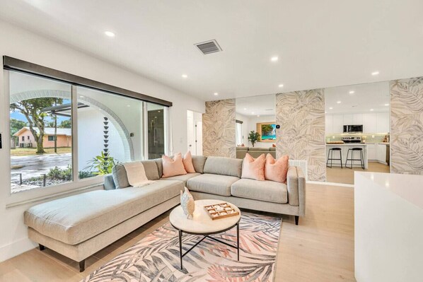 Smart TV, books - Peace, Pool, Golf & Sunshine • 15 Min to Beach (Plantation)