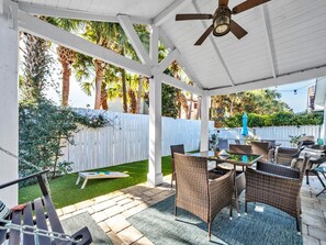 Outdoor dining - DESTIN BEACH HOUSE. 1 BLOCK TO PRIVATE BEACH ACCESS!! BIKES. GOLF CART DEALS. (Destin)