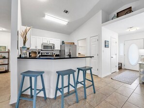 Fridge, microwave, oven, stovetop - DESTIN BEACH HOUSE. 1 BLOCK TO PRIVATE BEACH ACCESS!! BIKES. GOLF CART DEALS. (Destin)