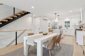 Dining - Charming 2-bedroom condo across the street from the shores of Old Orchard Beach (Old Orchard Beach)