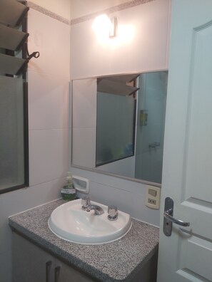 Hair dryer, bidet, towels, soap - Modern and cozy apartment with a beautiful view of the city of Sucre. (Sucre)