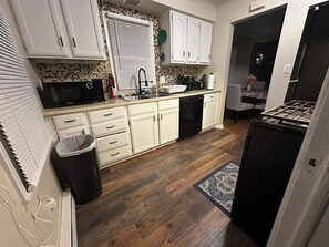 Fridge, microwave, oven, stovetop - Charming 3-bedroom house with WiFi in welcoming Southfield (Southfield)