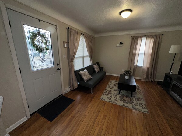 Smart TV, fireplace - Charming 3-bedroom house with WiFi in welcoming Southfield (Southfield)