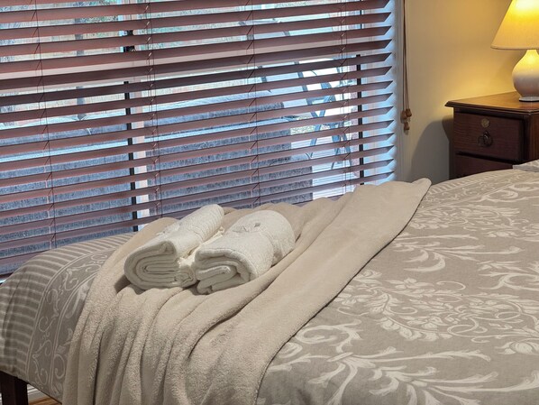3 bedrooms, iron/ironing board, free WiFi, bed sheets - Canberra Stylish Escape (Harrison)