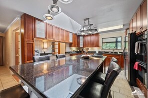 ثلاجة، فرن، ماكينة لصنع القهوة/الشاي، مستلزمات طهي/أطباق/أوعية