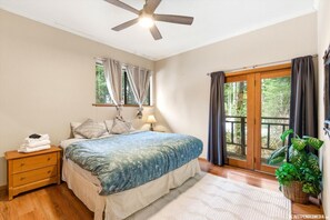 3 bedrooms, desk, WiFi, bed sheets