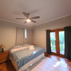 3 bedrooms, desk, WiFi, bed sheets