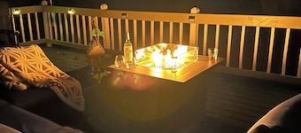 Spacious 4-bedroom lakefront house - Comfortably sleeps 12 - 15 mins. To Lambeau
