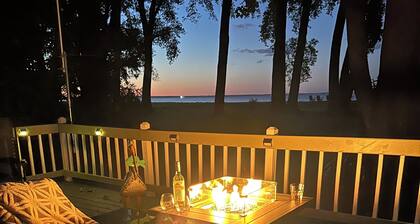 Spacious 4-bedroom lakefront house - Comfortably sleeps 12 - 15 mins. To Lambeau