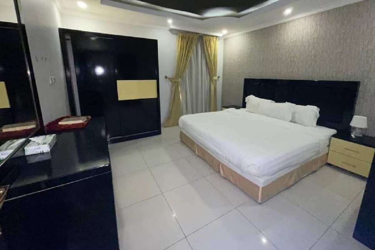 2 bedrooms, individually decorated, iron/ironing board, free WiFi